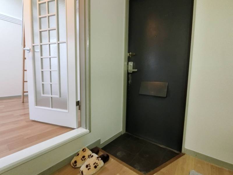 玄関です。縦長コンパクトなシューズボックスついてます！