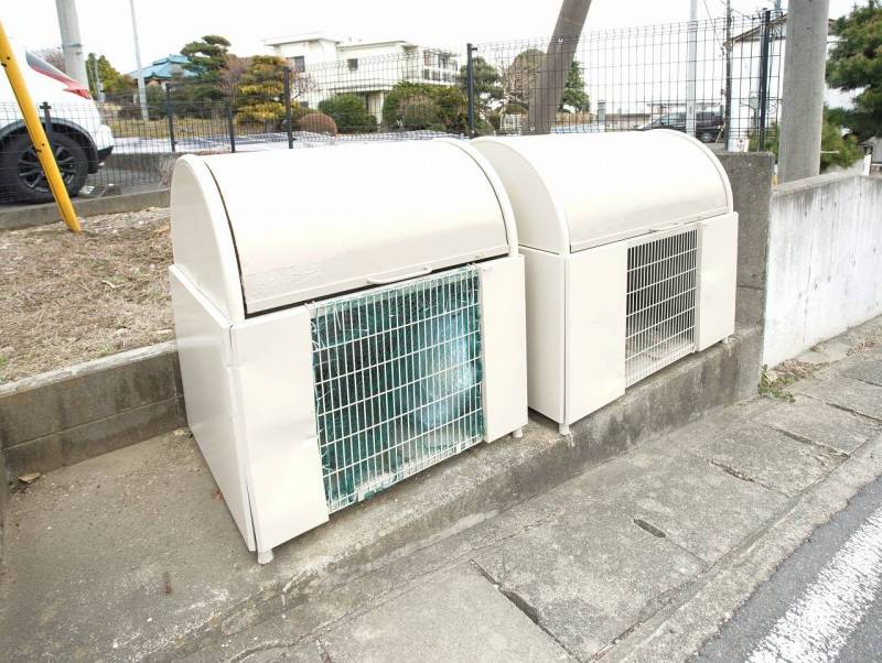 敷地内ゴミ置き場、敷地内なので意外と便利です。