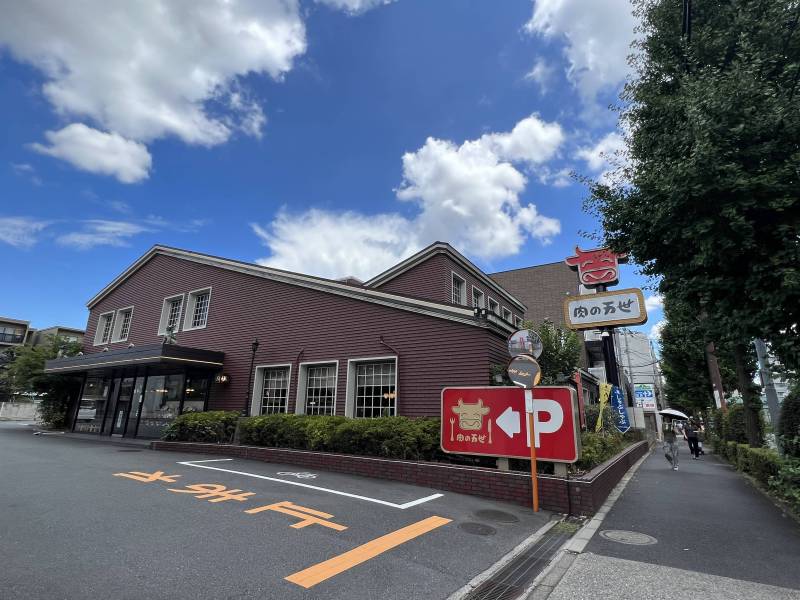 すぐ隣に万世や人気のラーメン店豚嵐があり、食事に便利。