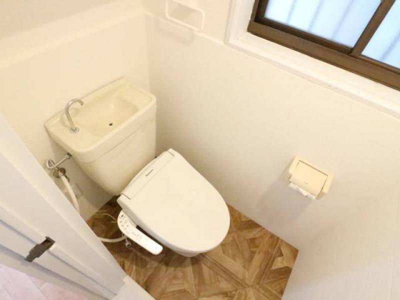 トイレです、新品の温水洗浄便座付き、冬も快適です