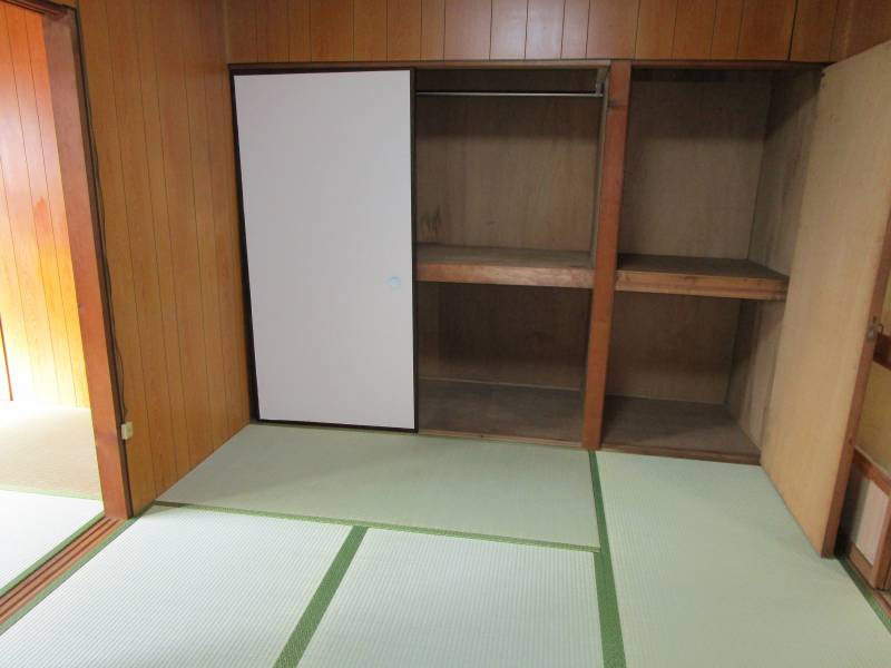 北側和室　1間と半間の収納付
充分に衣類等収納できます。