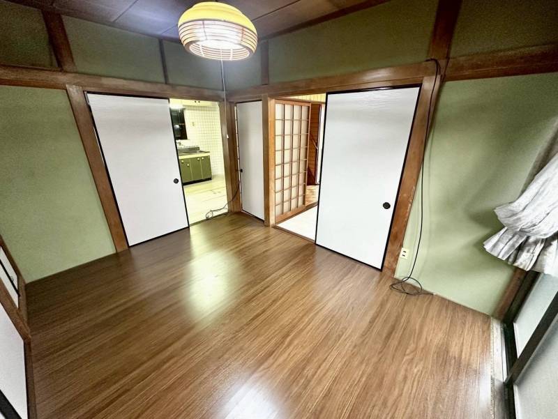 リフォーム済み洋室。ご家族とゆっくりとお過ごしいただけます。