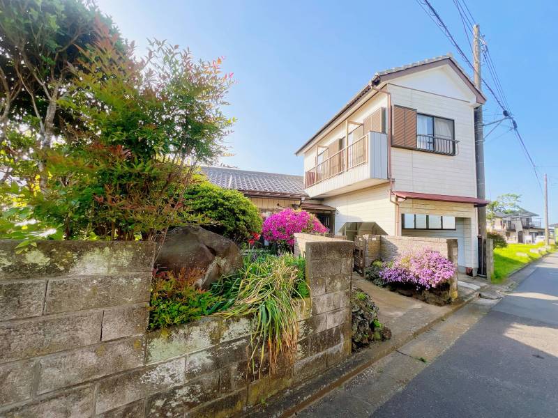 屋根付き駐車場1台(最大3台に造設可能です)日当たり抜群