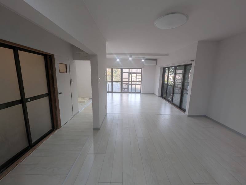 広々リビング、照明も付属