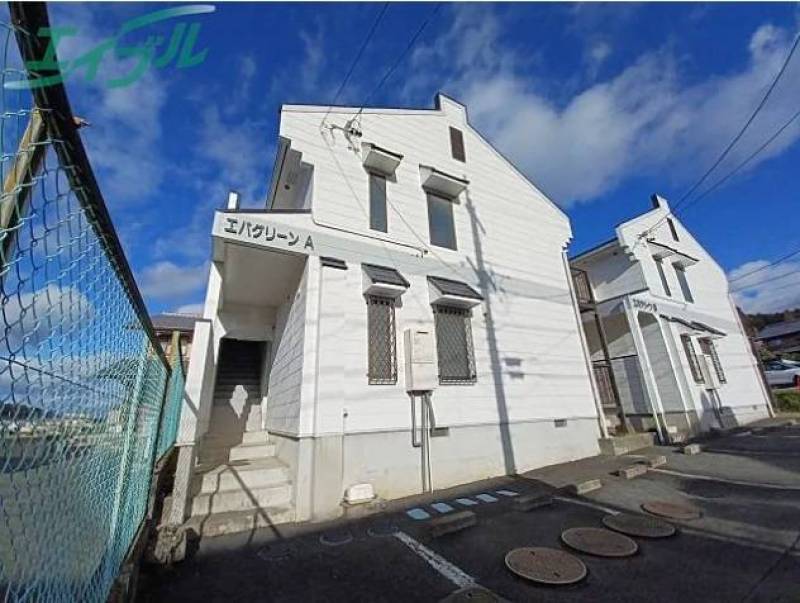 目の前に駐車場があります