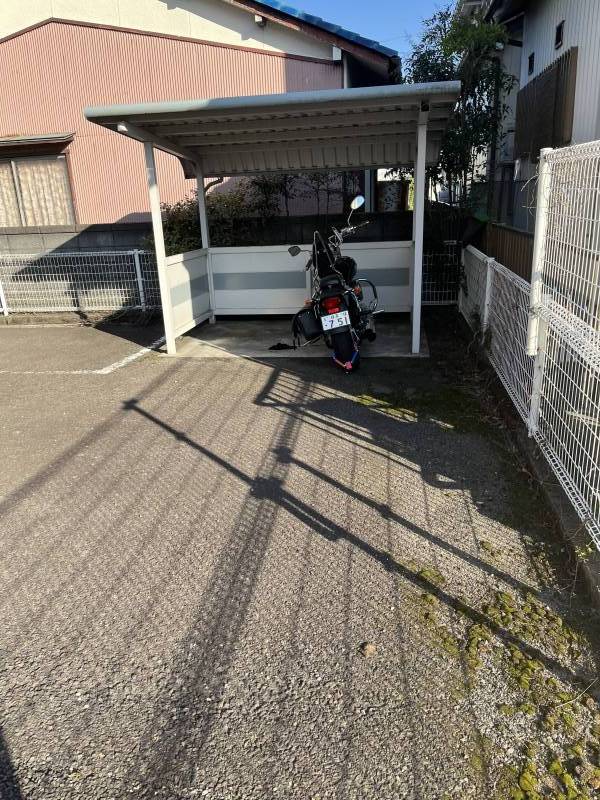 屋根付きバイク置き場あり！便利です。