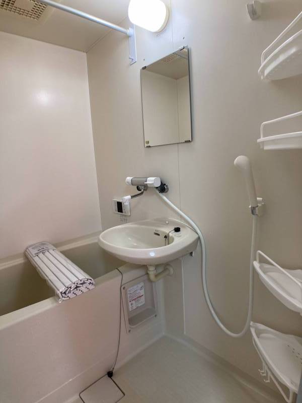 風呂。混合水栓交換済み。棚、風呂蓋付いてます。