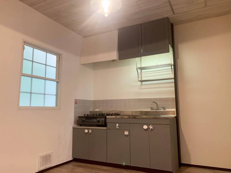 キッチンも可愛らしくリノベーションしました！ダイニングも広々