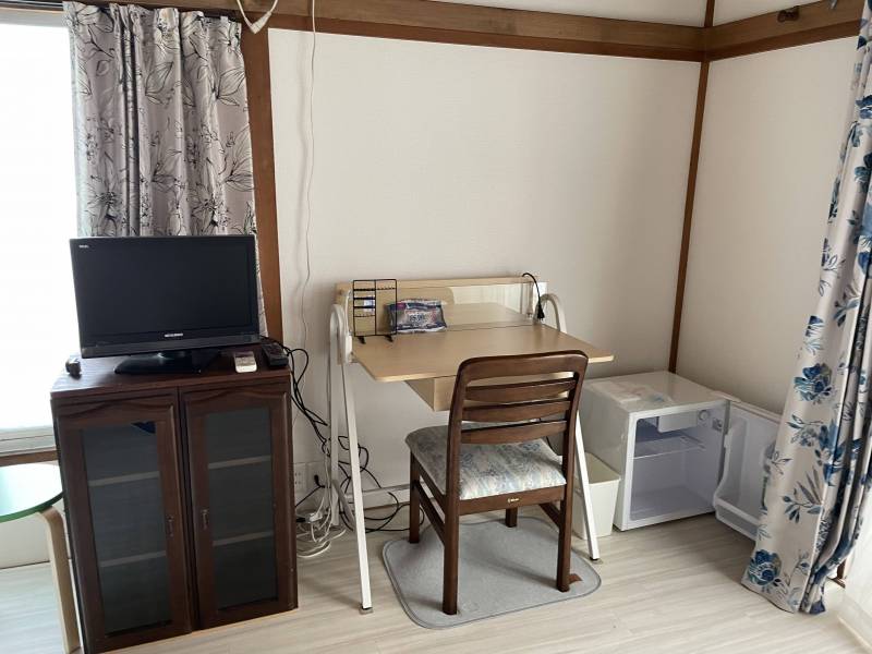 ２階のお部屋にはテレビ、個別の冷蔵庫も置いています。