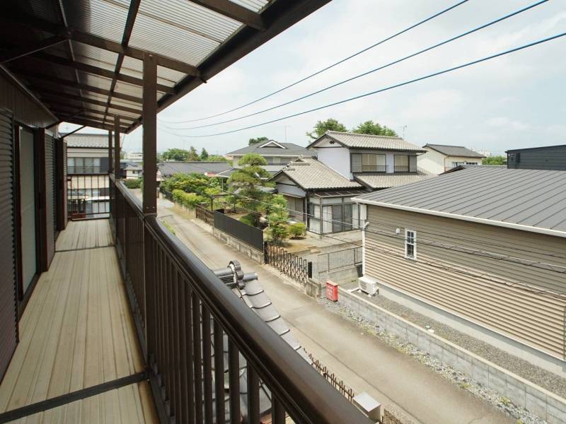 屋根付きの広く長いバルコニーがあります♪