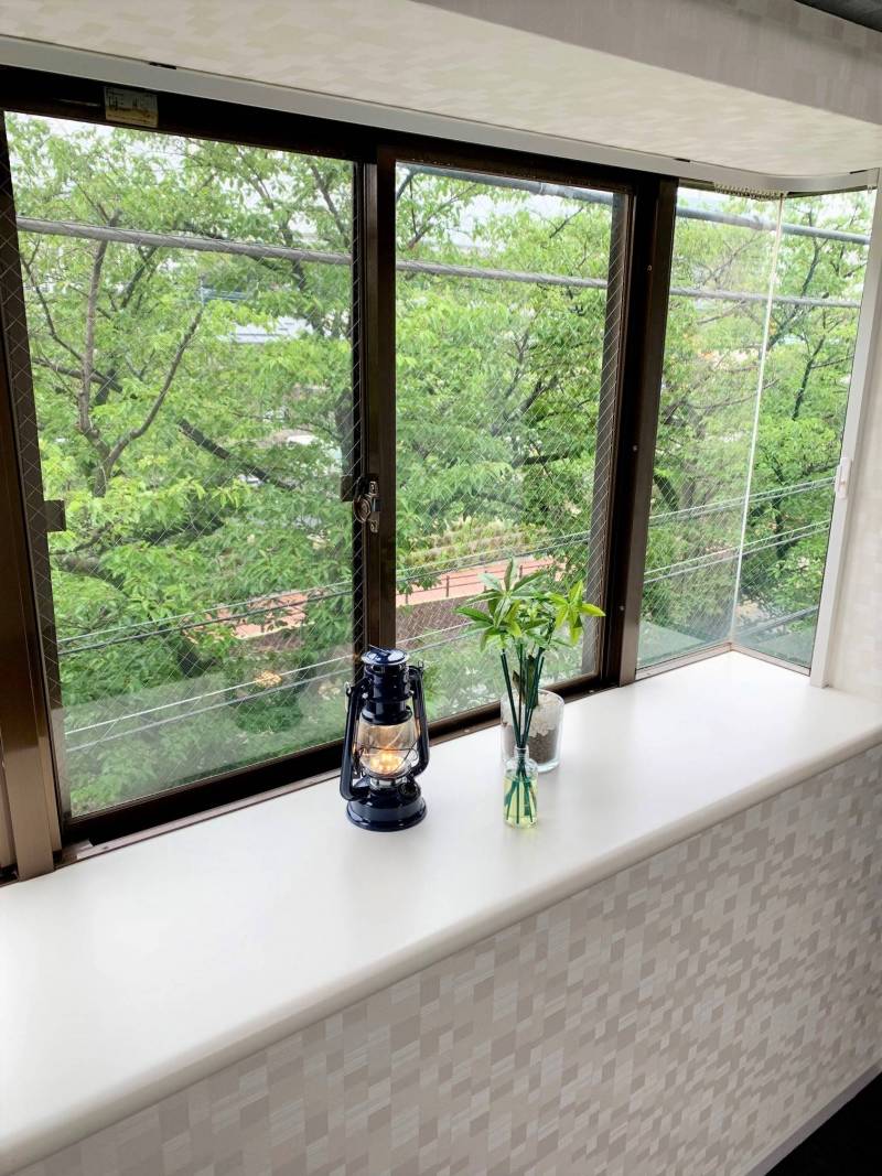 出窓。夏には緑が広がり癒されます。春は桜がとても綺麗です