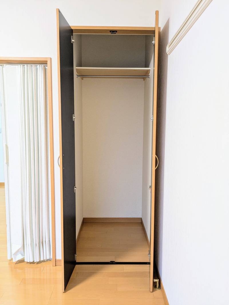 リビング収納。服はかなり収まりそうな大きさ。幅75奥行83