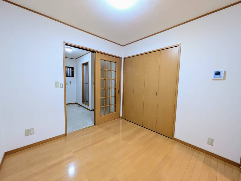 洋室から玄関側を見た所です。