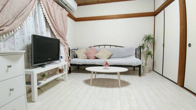 ホワイトオークのフローリングCFとソファーベッドです。