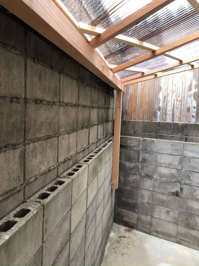 洗濯機置場は屋根付き、サンルームのように使っても便利ですね。