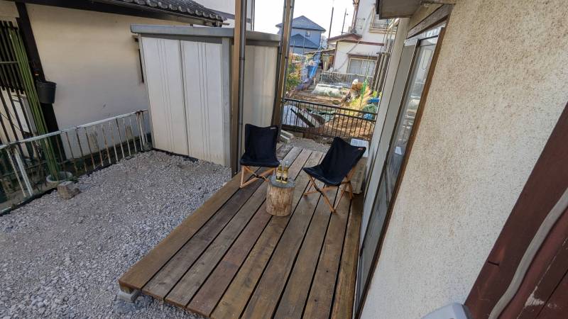 アウトドア好き必見、広々ウッドデッキでゆったり過ごせます。