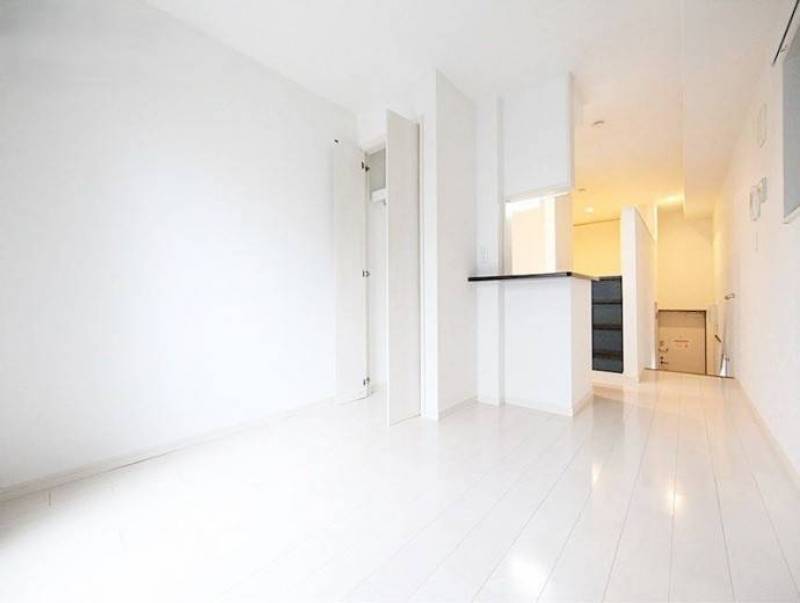 明るい採光のLDK。クローゼットが2つあって嬉しいですね。