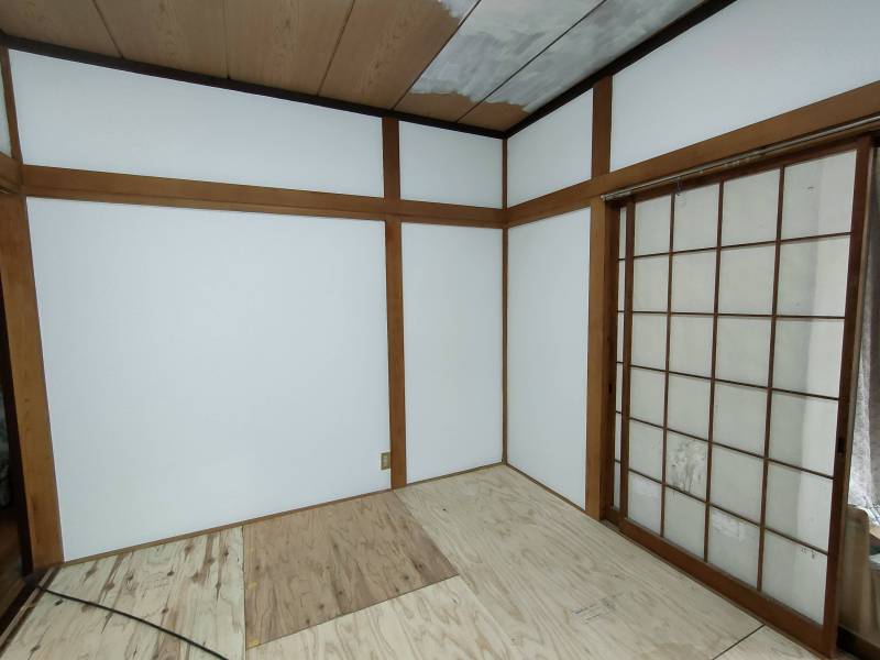 1F 6畳 洋室化 施工中に白い壁にします。クーラーあります
