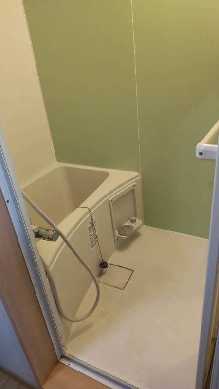 お風呂とトイレは別々です　湯船があるシステムバスルーム