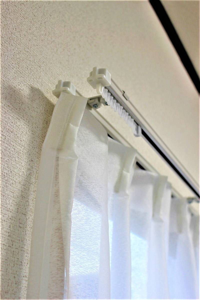 細かいところですが、カーテンレールも交換済み！