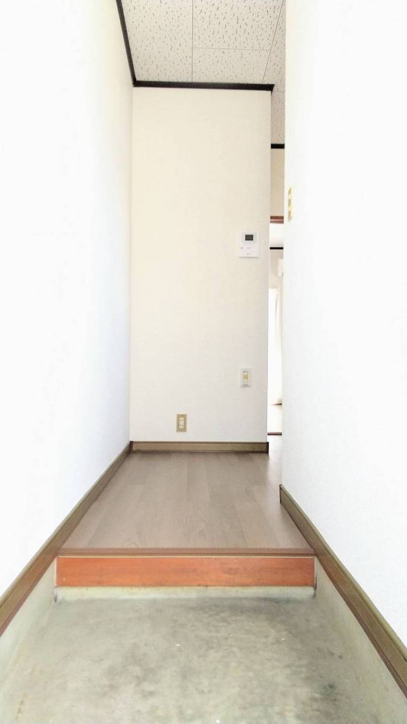 明るい玄関、クロスも張替え済みです。