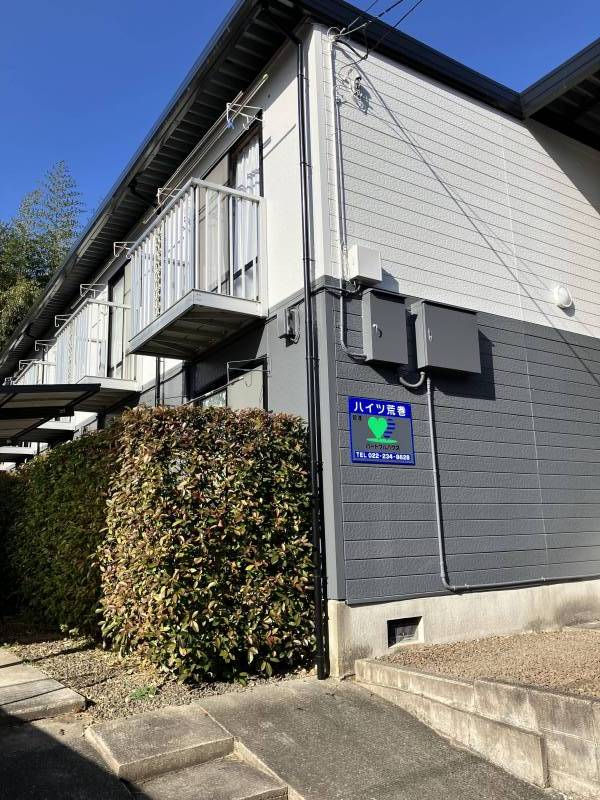静かな環境にある軽量鉄骨造のアパートです。