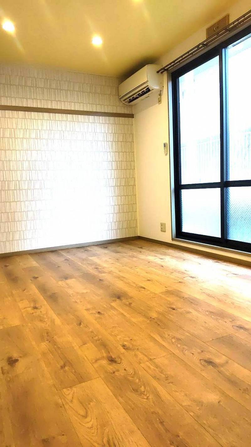南側に窓ありで日当たり良好！専用庭には窓から出ます♪