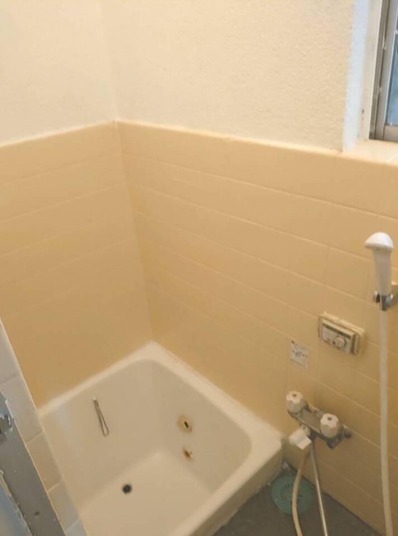 シャワーカーテン設置。
蛇口とシャワー温水出ます。
