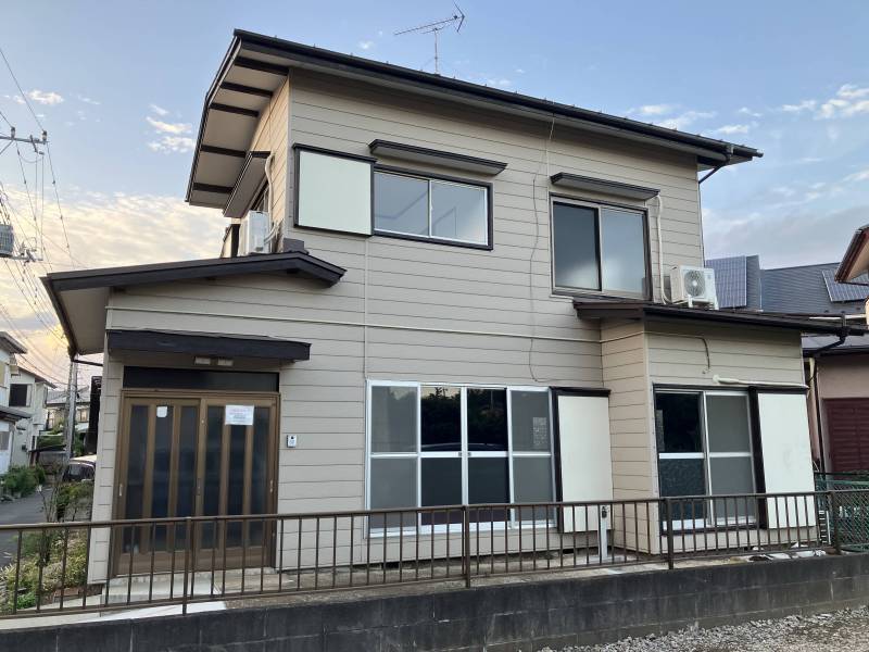 正面全景（手前が駐車場兼庭）