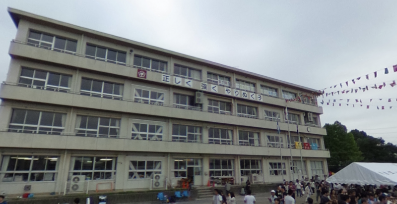 宇留生小学校まで徒歩15分。平坦な通学路で安心。