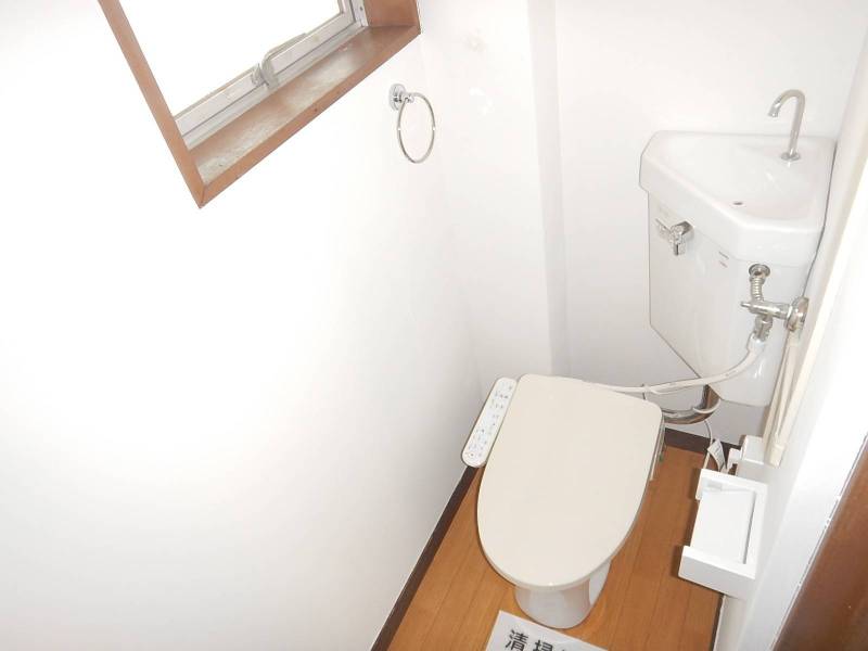 窓付きのトイレです