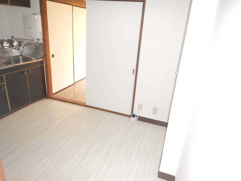 こちらに受付の机を置いてください。