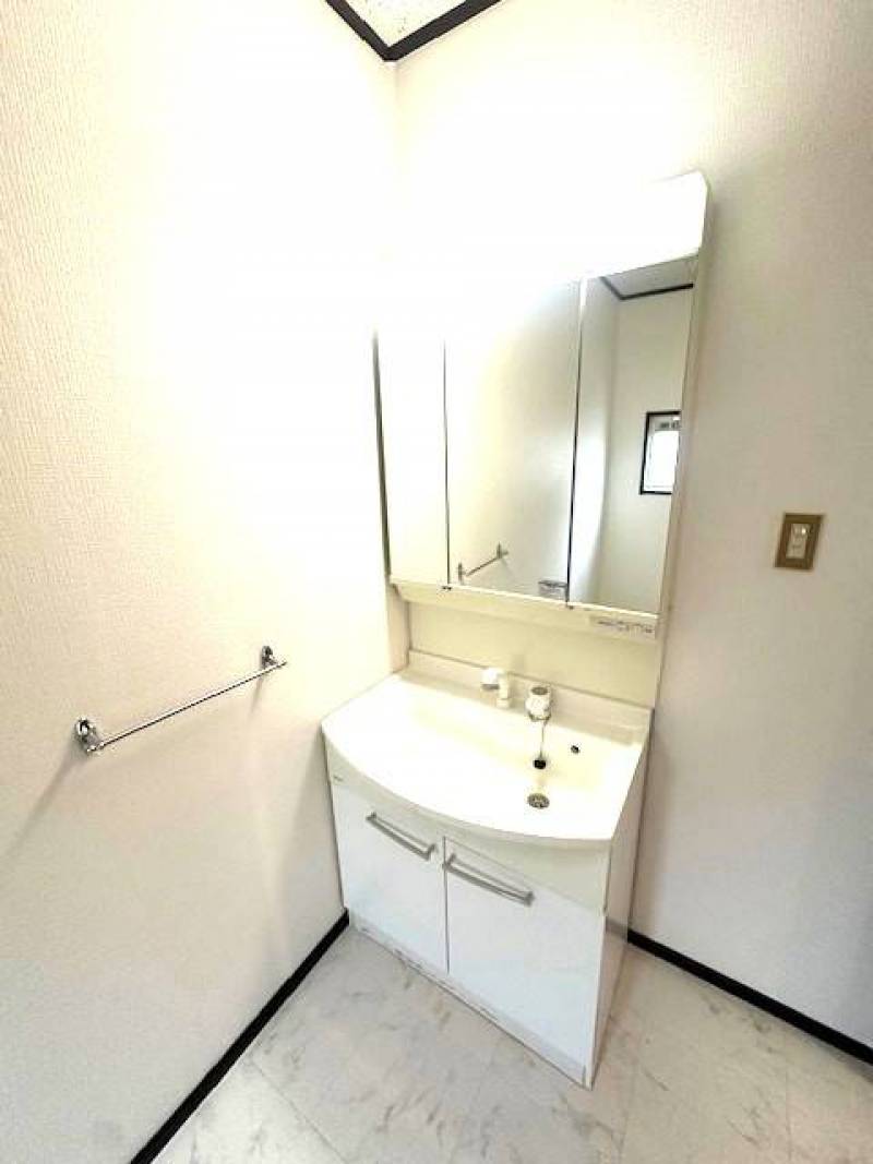 シャワー付の洗面化粧台です。