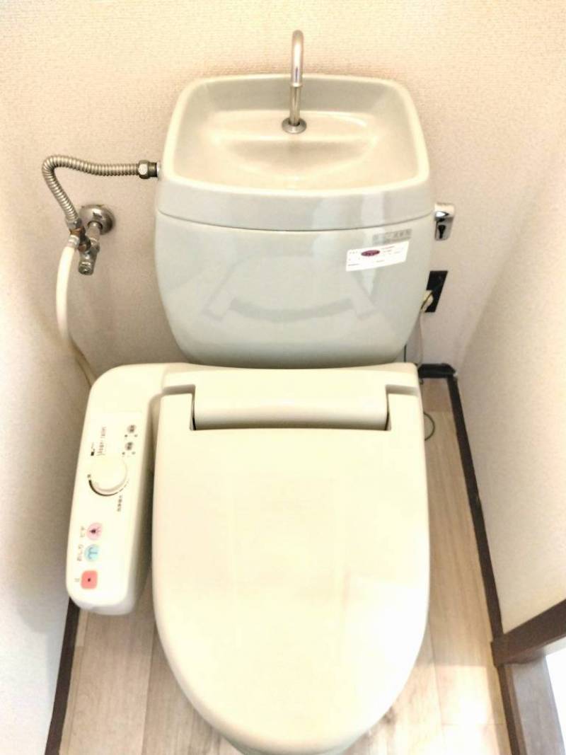 ウォッシュレット付温水トイレ　新品に取り換え