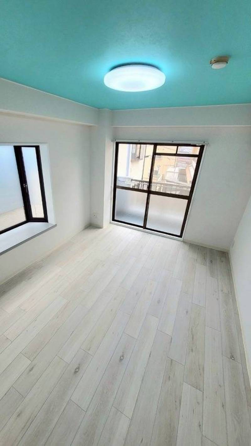 出窓がある居室は視覚的にも広く感じます。