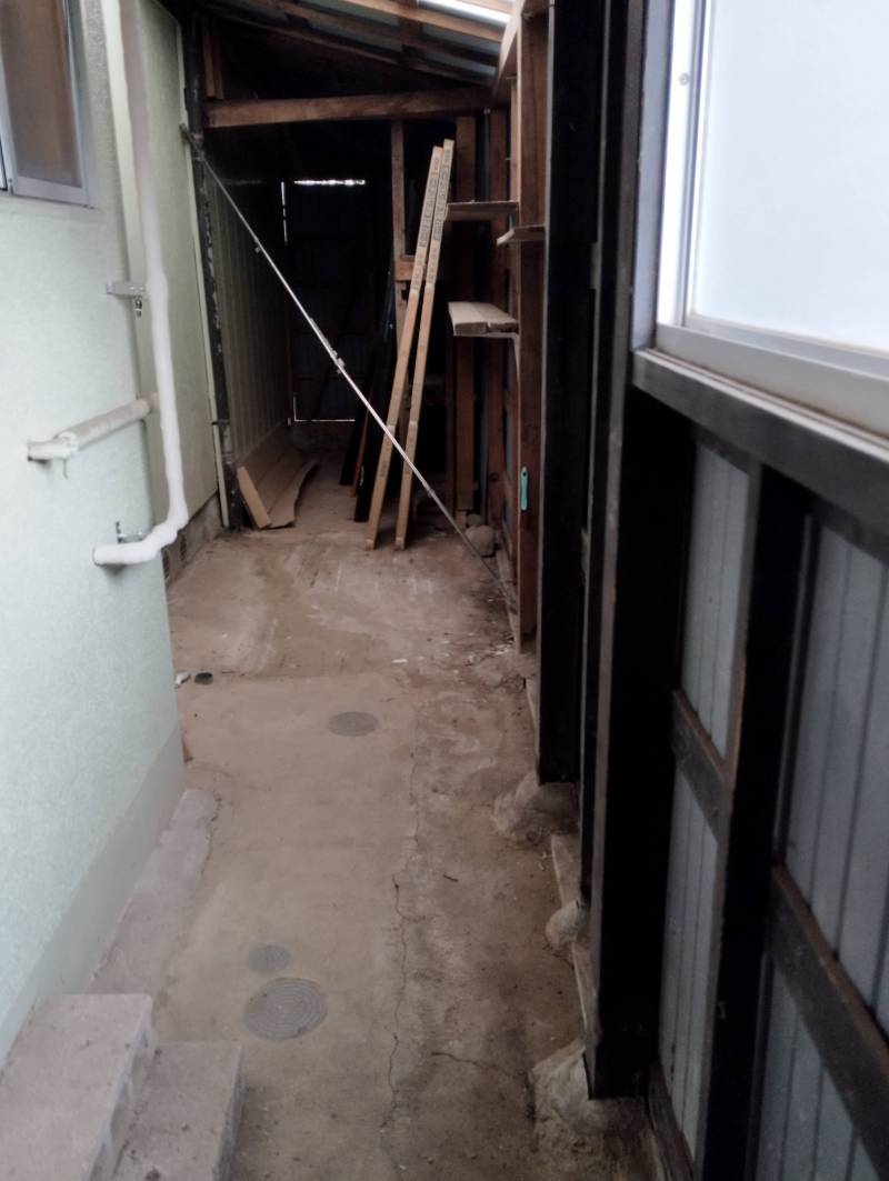 風呂場から通じる物置スペースと洗濯機置き場