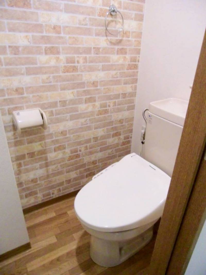 トイレもお洒落なアクセントクロス　ウォシュレット付き