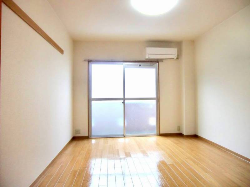 明るい空間、床はフローリング調のウッドタイル
