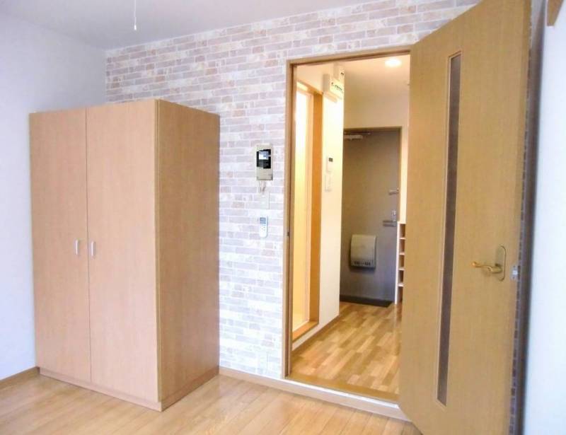 壁はお洒落なアクセントクロス、ワードローブ標準装備
