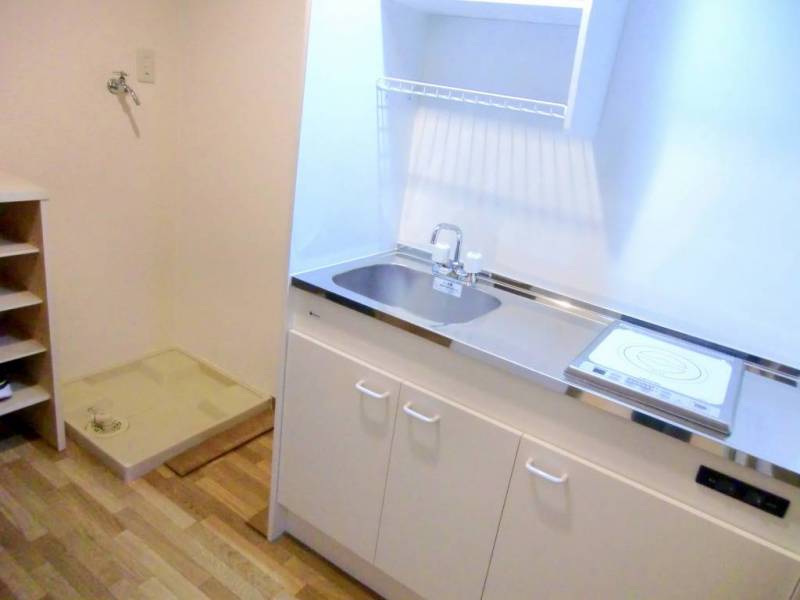 キッチン・冷蔵庫・洗濯機と並ぶ台所スペース