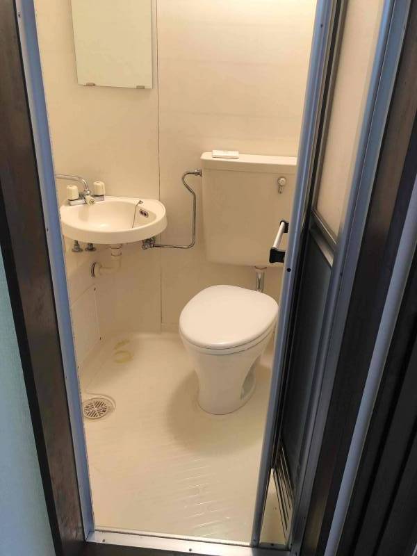 3点ユニットバスは機能的。便器本体、新品交換済みです。