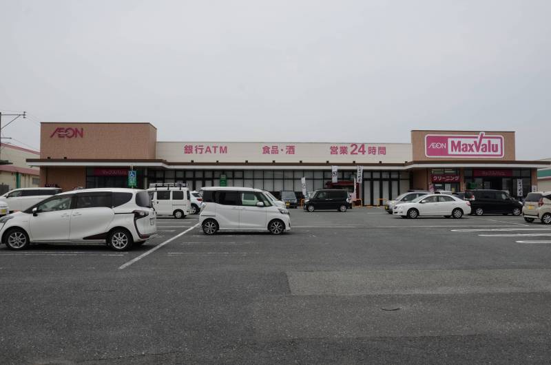 スーパー　マックスバリュー直方新入店は車で2～3分。
