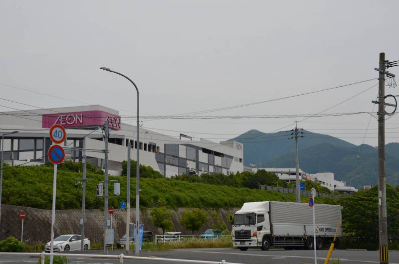 イオンモール直方は車で5~6分。