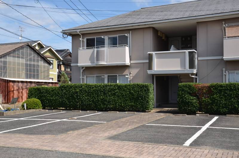 アパートの目の前に駐車場（2台分、縦列）あり。