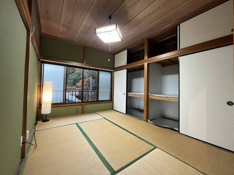 大収納あり、落ち着いた和室