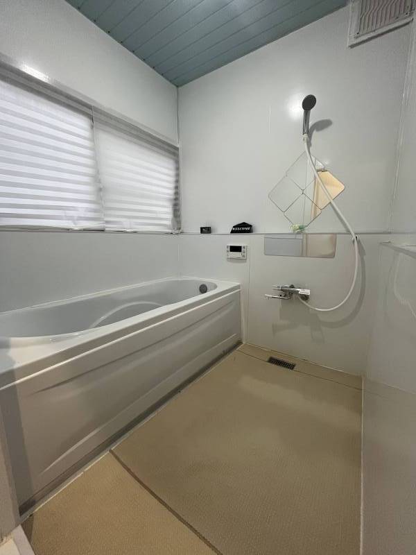 清潔感有る浴室、新品のシングル混合栓、嬉しい節水ヘッド