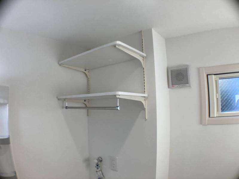 洗面所は、タオルハンガー付き収納棚あり