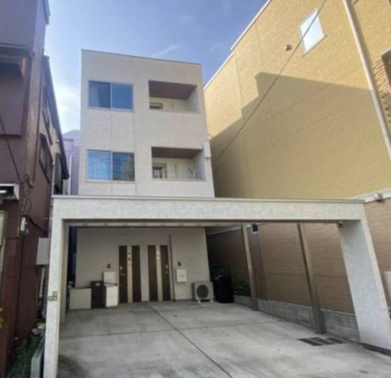 玄関の目の前が駐車場です