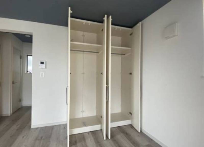 移動可能なクローゼット(仕切り家具になります)