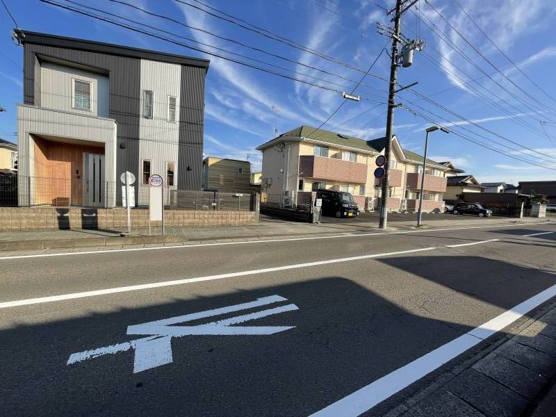 バス停目の前に有ります！
